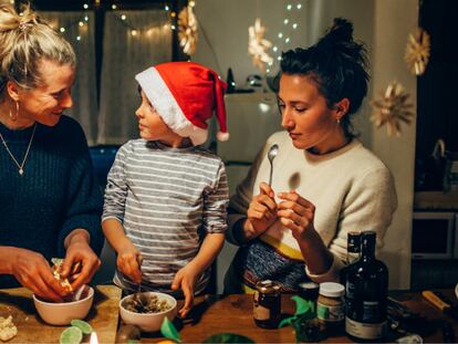 Regalar accesorios para cocinar y es una buena excusa para disfrutar en familia preparando distintos platos. GETTY IMAGES.