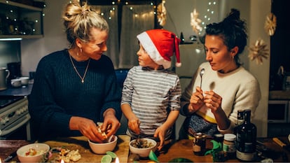 Regalar accesorios para cocinar y es una buena excusa para disfrutar en familia preparando distintos platos. GETTY IMAGES.