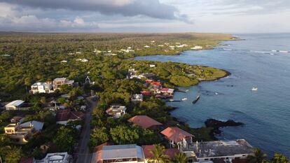 Con una población de tan solo 30.000 habitantes, este santuario ecológico del Pacífico estuvo estrictamente confinado durante cuatro meses en 2020. En la imagen, vista aérea de Puerto Ayora en la Isla Santa Cruz, en las islas Galápagos.