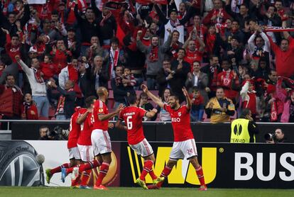 BEzequiel Garay celebra su gol en el partido.