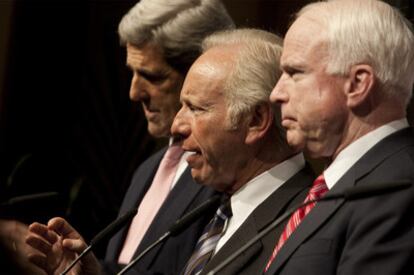 Los senadores de Estados Unidos John Kerry, Joseph Lieberman y John McCain durante una conferencia en el hotel Bayerischer Hof de Múnich