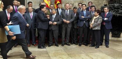 Fabra con los miembros de la comisi&oacute;n de diputaciones de la FEMP.