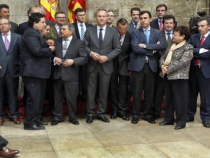 Fabra con los miembros de la comisi&oacute;n de diputaciones de la FEMP.