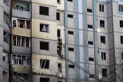 Dos bomberos intentan acceder a un bloque de viviendas afectadas por bombardeos en Kiev, este domingo. La Defensora del Pueblo de Ucrania, Ludmila Denisova, ha denunciado este domingo que en los últimos días varios miles de residentes de la ciudad asediada de Mariupol han sido deportados a Rusia.