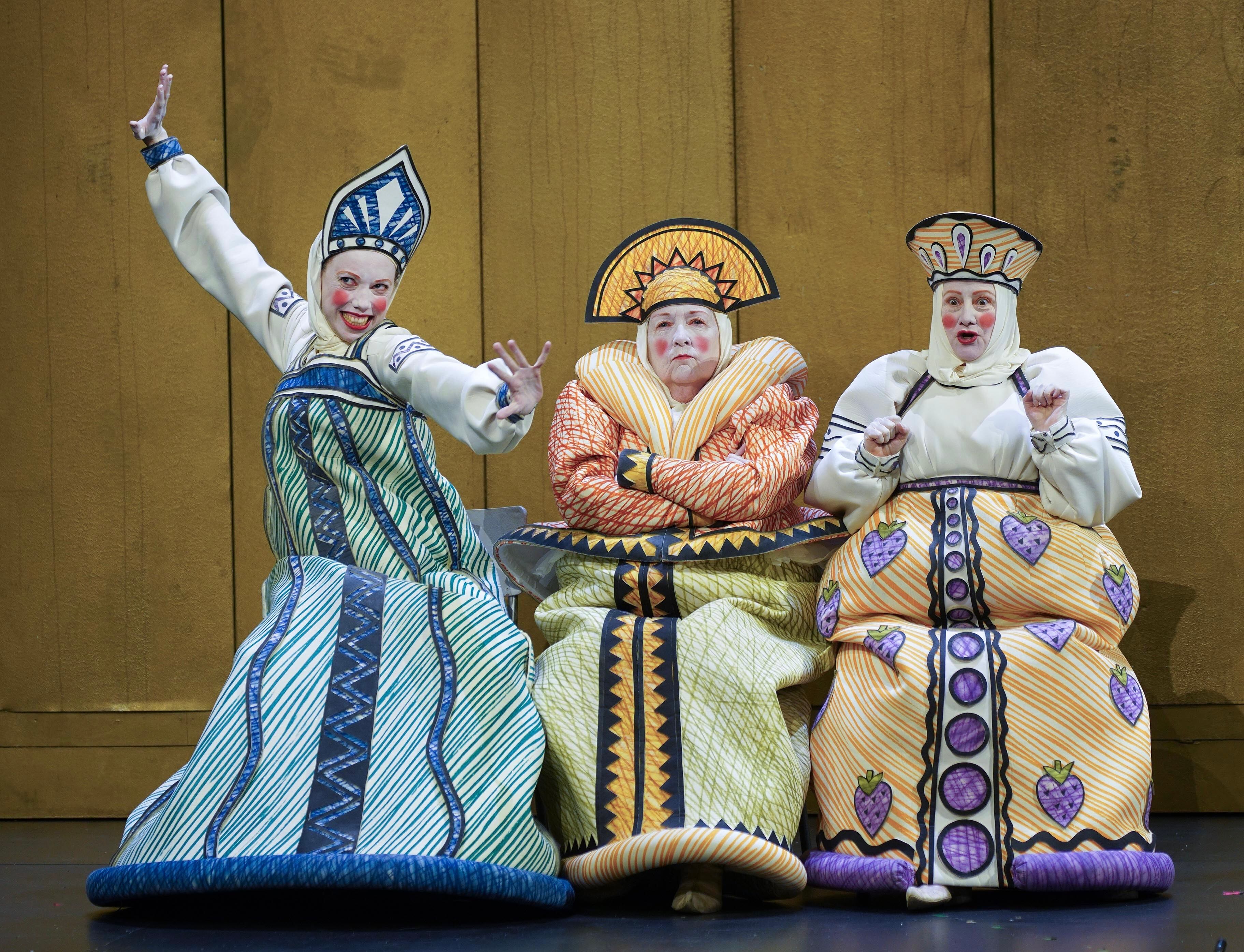 Desde la izquierda, las ’mezzosopranos’ Stine Marie Fischer y Carole Wilson y la soprano Bernarda Bobro, en el prólogo de ‘El cuento del zar Saltán’, de Rimski-Kórsakov, el pasado 30 de abril en el Teatro Real.