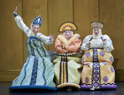 Desde la izquierda, las ’mezzosopranos’ Stine Marie Fischer y Carole Wilson y la soprano Bernarda Bobro, en el prólogo de ‘El cuento del zar Saltán’, de Rimski-Kórsakov, el pasado 30 de abril en el Teatro Real.