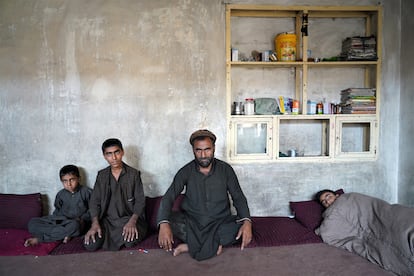 Jahan Zeb, de 40 años, posa en su casa con varios de sus hijos: Ramin, de 7 años (izquierda), Hamed, de 12 (que está enfermo), y Naweed, de 10.                   