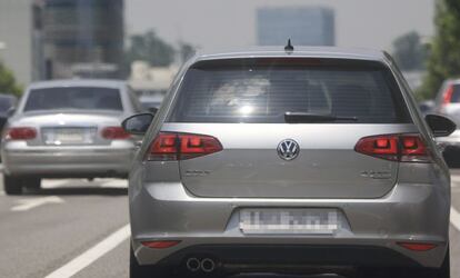 Un coche modelo Volkswagen Golf circula por una carretera de Se&uacute;l.