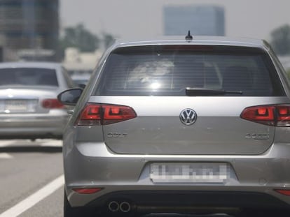 Un coche modelo Volkswagen Golf circula por una carretera de Se&uacute;l.