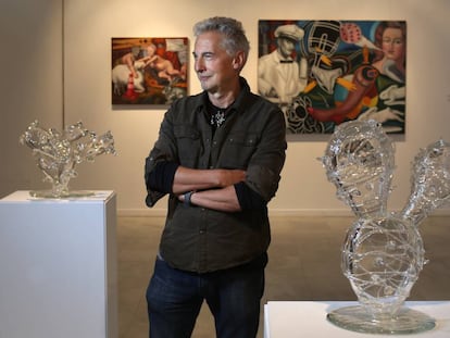 El artista Barry Wolfryd en su exposicion en el Museo de Arte en Vidrio de Alcorcón.