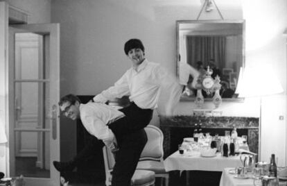 París. Enero de 1964. Paul hace el gamberro con uno de los integrandes de la gira de los Beatles. “Cuando una está todo el día en hoteles tiene que hacer cualquier cosa para divertirse", comenta Ringo.