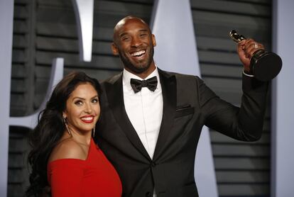 Kobe Bryant, con su esposa Vanessa, y el Oscar que ganó.