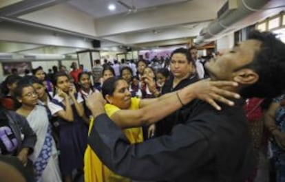 Clase de defensa personal para niñas en una escuela india.