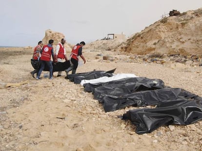 Cad&aacute;veres de inmigrantes que murieron ahogados frente a las costas libias este lunes. 