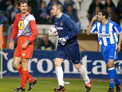 Molina sujeta la pelota, junto al rayista Bolic y Naybet.