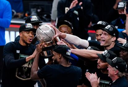 Los Bucks, con Antetokounmpo a la izquierda y Brook Lopez a la derecha, celebran el título de la Conferencia Este.