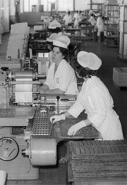 Trabajadoras españolas en una fábrica de chocolates cerca de Hamburgo (Alemania), en los años sesenta.