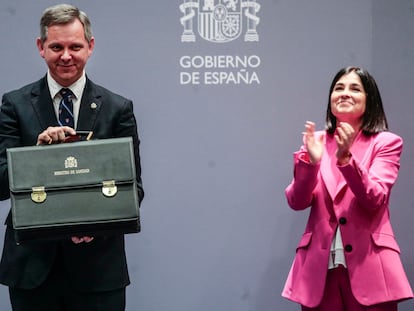 La ya exministra de Sanidad Carolina Darias (derecha) tras entregar la cartera a su sucesor José Manuel Miñones en la toma de posesión de su cargo en Madrid, este martes.
