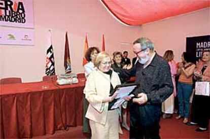 Teresa Castells recibe el Premio Lobby de Oro de manos de Sabater. Detrás, las escritoras Maruja Torres y Carmen Rico-Godoy.