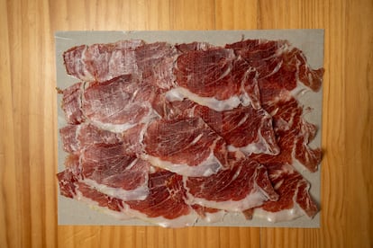 Paletilla de Ibérico sobre papel de estraza, en Casa Manteca.