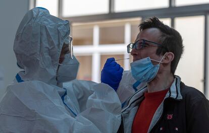 A coronavirus test is administered in Palma de Mallorca on Sunday.