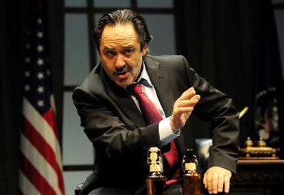 Santiago Ramos en 'Noviembre', de David Mamet, montaje afectado por la morosidad (2009).