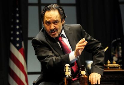 Santiago Ramos en  'Noviembre', de David Mamet, montaje afectado por la morosidad (2009).