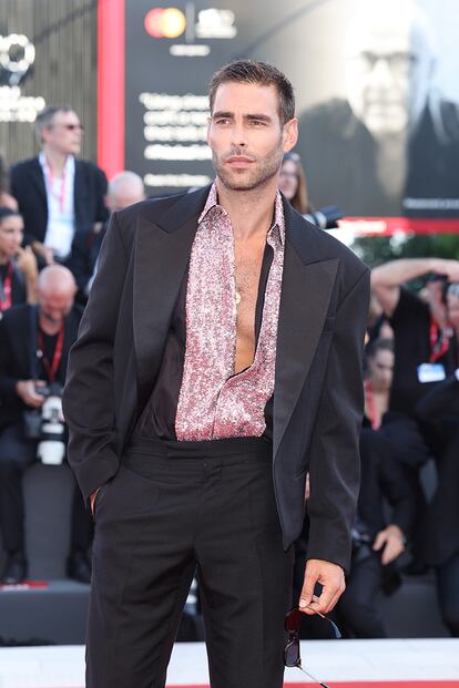 El modelo y actor Jon Kortajarena, con camisa abierta bajo su esmoquin.