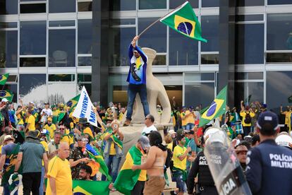 Jair Bolsonaro a las afueras del Palacio de Planalto, en Brasilia, el 8 de enero de 2023.