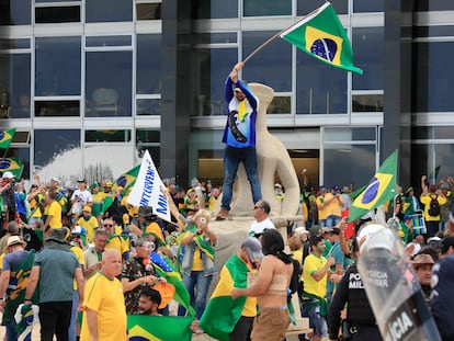 Seguidores de Jair Bolsonaro a las afueras del palacio de Planalto, en Brasilia, el domingo.