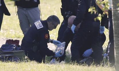 Policia francesa i experts en explosius busquen en un dels dipòsits d'armes de la banda terrorista ETA, a Saint-Pée-sud-Nivelle, a prop de Baiona.