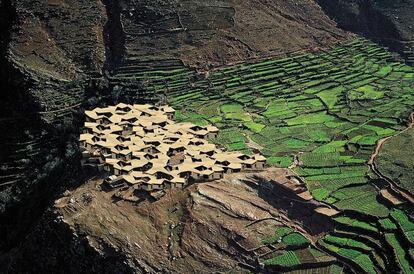 La obra del japonés Koji Tsutsui en Rakai (Uganda) fue concebida como un panal que se extiende por las laderas aterrazadas. El centro acoge a huérfanos enfermos de sida.