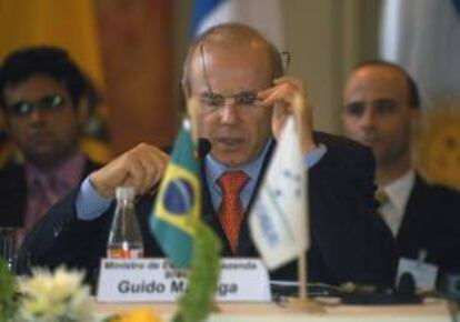 En la imagen un registro del ministro de Hacienda de Brasil, Guido Mantega, quien asever que "Con esas exoneraciones, las empresas podrn contratar ms trabajadores". EFE/Archivo