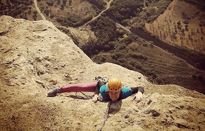 Irati Anda, escalando en Mallos de Riglos (Huesca), en 2017, en una imagen de su cuenta de Instagram.