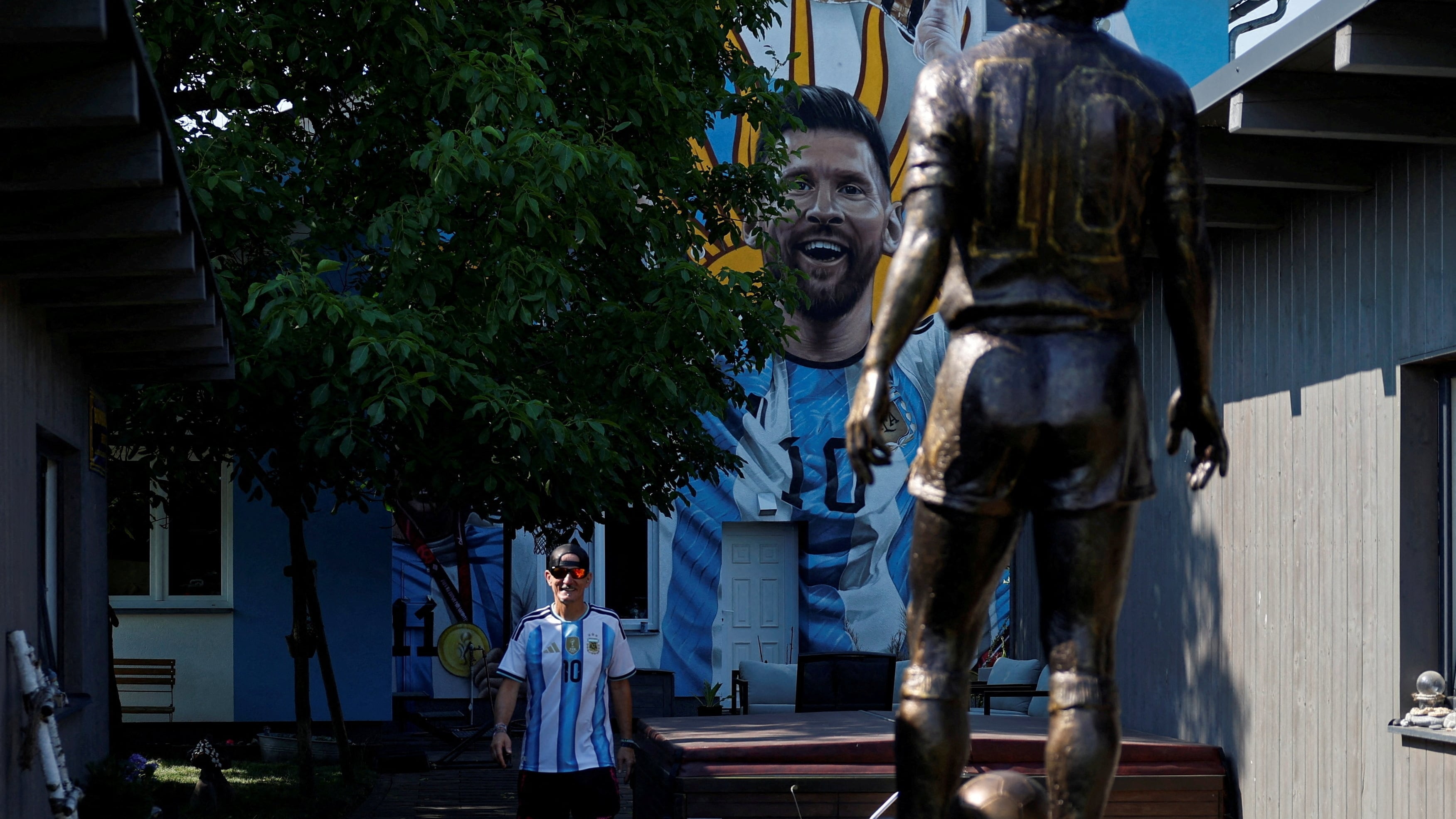 Un aficionado checo transforma su casa en un homenaje a Messi y a la Selección argentina