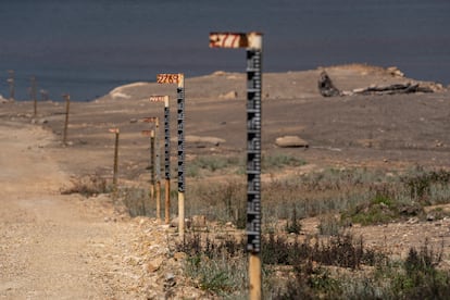 Barras medidoras expuestas por el bajo nivel de agua en el embalse de San Rafael.