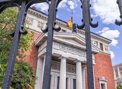 La Fundación del Español Urgente, promovida por la Agencia EFE y la Real Academia Española, otorgó el título a esta expresión compleja, por  su importante presencia en los medios de comunicación, así como en el debate social durante 2022.