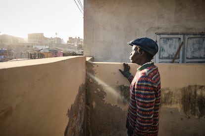 Petit Sambou mira sobre los muros que rodean el centro sociocultural Ngor. Para él, el teatro es una forma más de lucha política: “Ahora la gente baja a las calles, coge piedras, las lanza y hacer todo ese tipo de cosas. Desde el teatro tenemos otras formas de expresar nuestra ira o de expresar lo no dicho, lo que nos gustaría compartir con la gente. Eso es el teatro del oprimido. Y este teatro realmente puede ayudar”, explica.