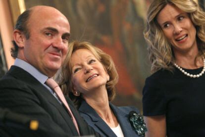 El ministro de Economía, Luis de Guindos, junto a Elena Salgado y Cristina Garmendia, en la toma de posesión del primero.