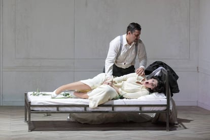 Jonas Kaufmann y Anja Harteros como Otello y Desdemona en la escena del asesinato del cuarto acto.
