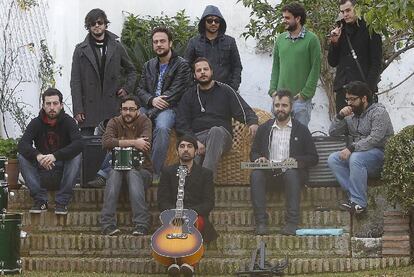 El director de Spyro Records, Alberto Cañizares (en el centro), rodeado de integrantes de las bandas Robot, Gaggia, Cerebral, Neorama y The News, en Sevilla.