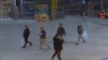 Cuatro de los miembros de la banda acceden al aeropuerto de Madrid-Barajas.