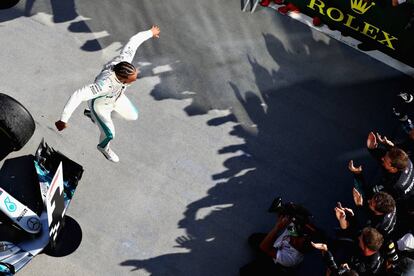 El británico Lewis Hamilton del equipo Mercedes tras ganar el GP de Hungría.