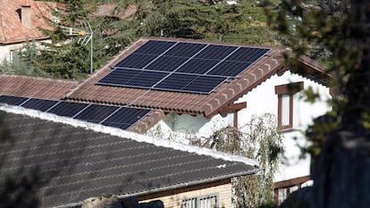 Placas solares en viviendas unifamiliares y chalets adosados en Manzanares el Real, el 5 de marzo.