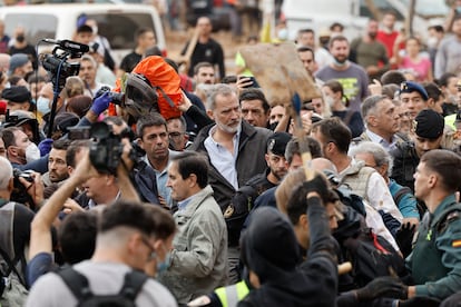 El rey Felipe VI (centro), junto al presidente de la Generalitat de Valencia, Carlos Mazón (a la izquierda), durante su visita a Paiporta este domingo. 