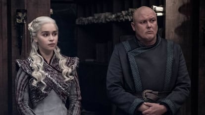 Emilia Clarke (Daenerys) junto a Conleth Hill (Varys) en una escena de la última temporada de 'Juego de Tronos'.