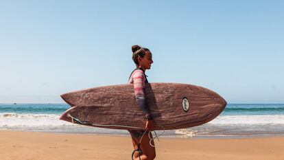 La surfista Maryam El Gardoum en la playa de Taghazout, el pasado 9 de septiembre.