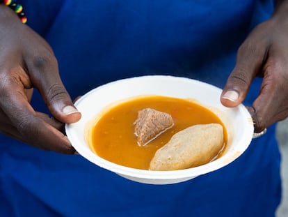 Una receta burkinesa preparada con sumbala (especia típica de África Occidental, sustituida con frecuencia por cubos de caldo industriales) durante la feria Terra Madre Salone del Gusto, en Turín.