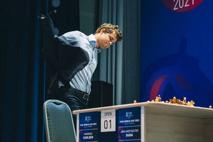 Carlsen se pone la chaqueta, hoy en Sochi, tras perder la semifinal frente a Duda