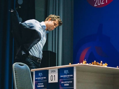 Carlsen se pone la chaqueta, hoy en Sochi, tras perder la semifinal frente a Duda